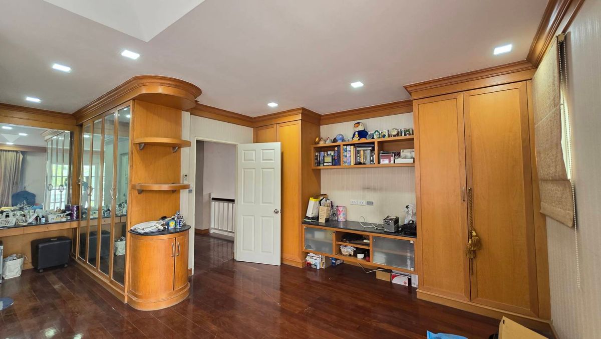 ขายบ้านเกษตรศาสตร์ รัชโยธิน : ขายบ้านเดี่ยว 2 ชั้น หมู่บ้านนันทวัน-วัชรพล  ถนนสุขาภิบาล 5 เขตบางเขน กรุงเทพมหานคร เนื้อที่ 91 ตารางวา พื้นที่ใช้สอย 220 ตารางเมตร 4 ห้องนอน 3 ห้องน้ำ