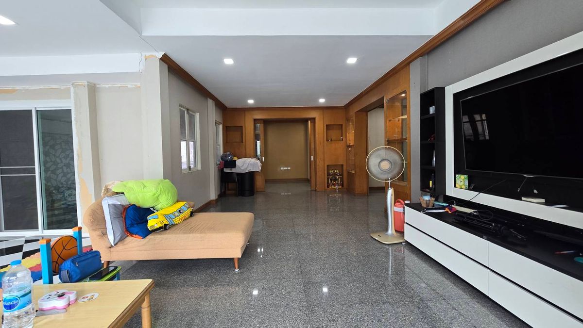 ขายบ้านเกษตรศาสตร์ รัชโยธิน : ขายบ้านเดี่ยว 2 ชั้น หมู่บ้านนันทวัน-วัชรพล  ถนนสุขาภิบาล 5 เขตบางเขน กรุงเทพมหานคร เนื้อที่ 91 ตารางวา พื้นที่ใช้สอย 220 ตารางเมตร 4 ห้องนอน 3 ห้องน้ำ