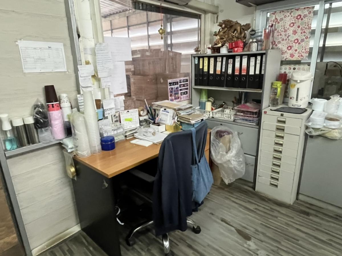 For SaleFactorySamut Prakan,Samrong : Earn an average of 3 million per month. Sell a plastic molding factory business with a customer base. Sell because I want to retire. Soi Pracha Uthit 76. Who will be lucky?