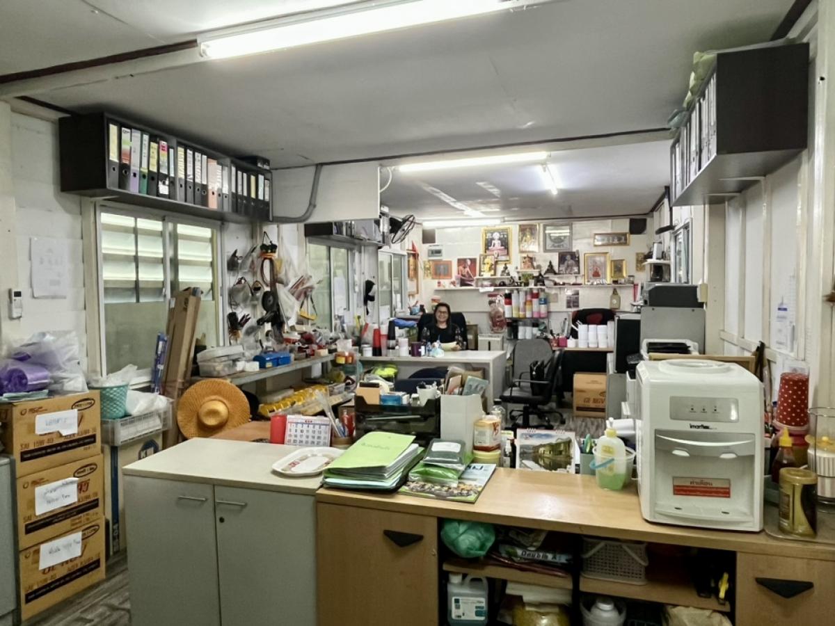 For SaleFactorySamut Prakan,Samrong : Earn an average of 3 million per month. Sell a plastic molding factory business with a customer base. Sell because I want to retire. Soi Pracha Uthit 76. Who will be lucky?