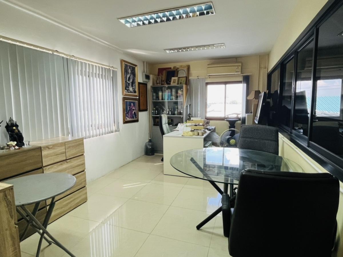 For SaleFactorySamut Prakan,Samrong : Earn an average of 3 million per month. Sell a plastic molding factory business with a customer base. Sell because I want to retire. Soi Pracha Uthit 76. Who will be lucky?