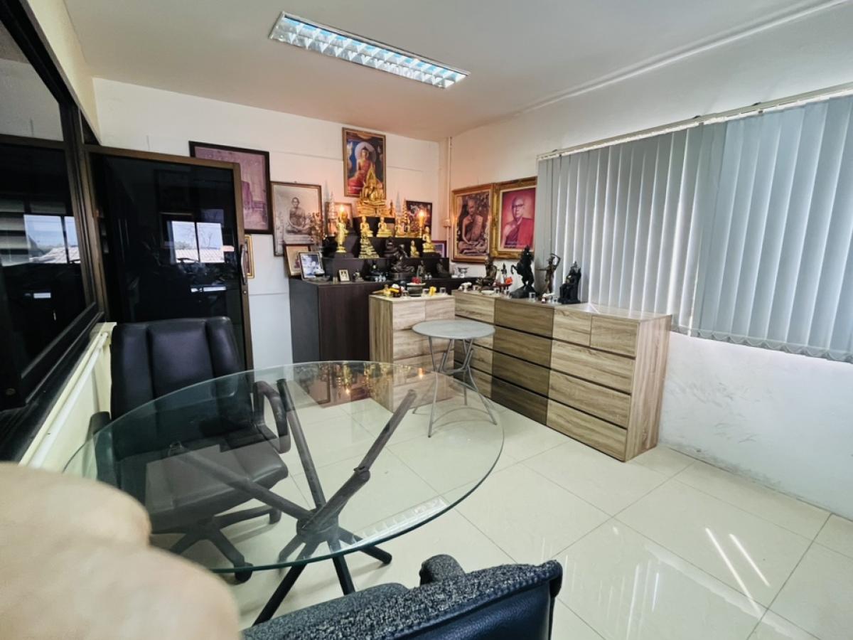 For SaleFactorySamut Prakan,Samrong : Earn an average of 3 million per month. Sell a plastic molding factory business with a customer base. Sell because I want to retire. Soi Pracha Uthit 76. Who will be lucky?