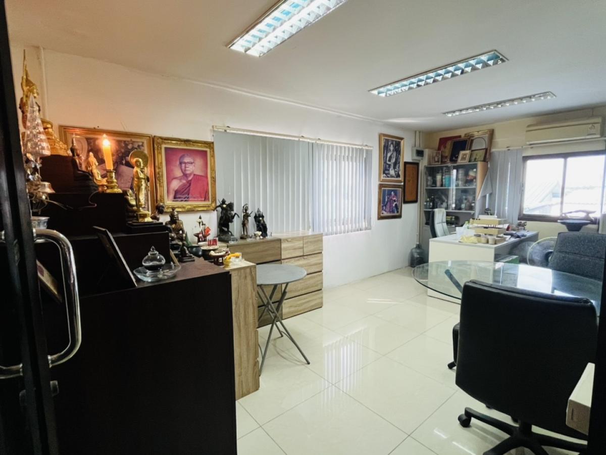 For SaleFactorySamut Prakan,Samrong : Earn an average of 3 million per month. Sell a plastic molding factory business with a customer base. Sell because I want to retire. Soi Pracha Uthit 76. Who will be lucky?