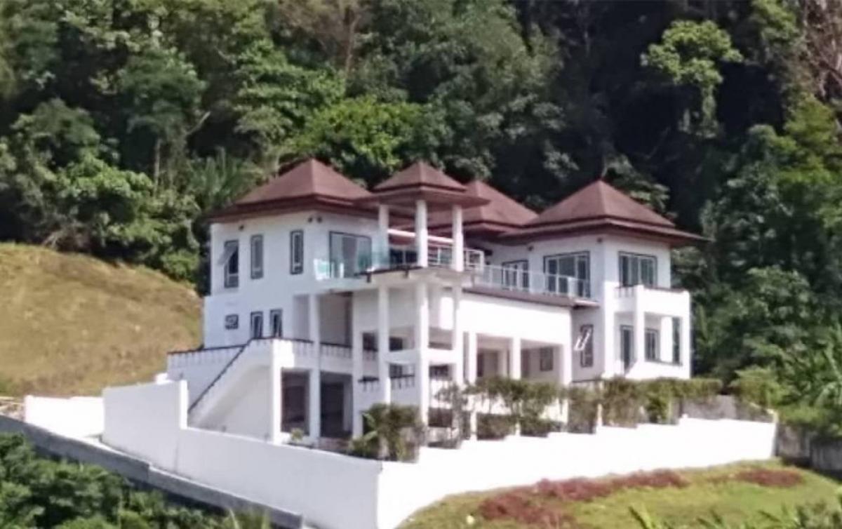 For SaleHousePhuket : Pool villa seaview in kamala beach 🏖️ • 5 Bedroom • 5 Bathroom Land Size 152.9 SQW ( 611.6 SQM) Usage areamore than 400 SQM. Can seen and negoiate.💰Selling the price 32,000,000 THB. Negotiate If you have more budget i have option for plot of land at the