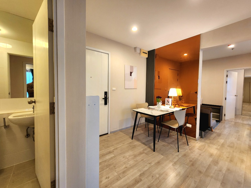 For RentCondoNonthaburi, Bang Yai, Bangbuathong : The condition is as shown. North direction**New, first hand!! The room is available. Beautiful and luxurious. The picture is from the real room** For rent, Plum Condo Central Station Phase 1, beautiful view, not long to wait for the lift. SN490.73