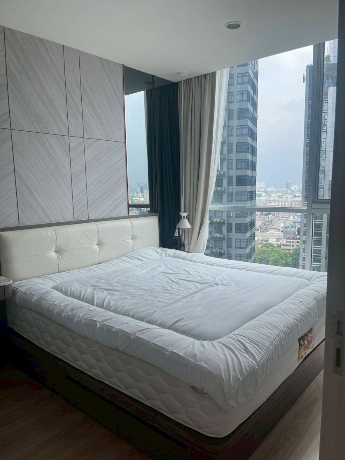 For RentCondoRatchadapisek, Huaikwang, Suttisan : Is the built -in room. Very beautiful. The cheapest price. Noble Reovolve Ratchada2 15,000 baht. Great value. Description: