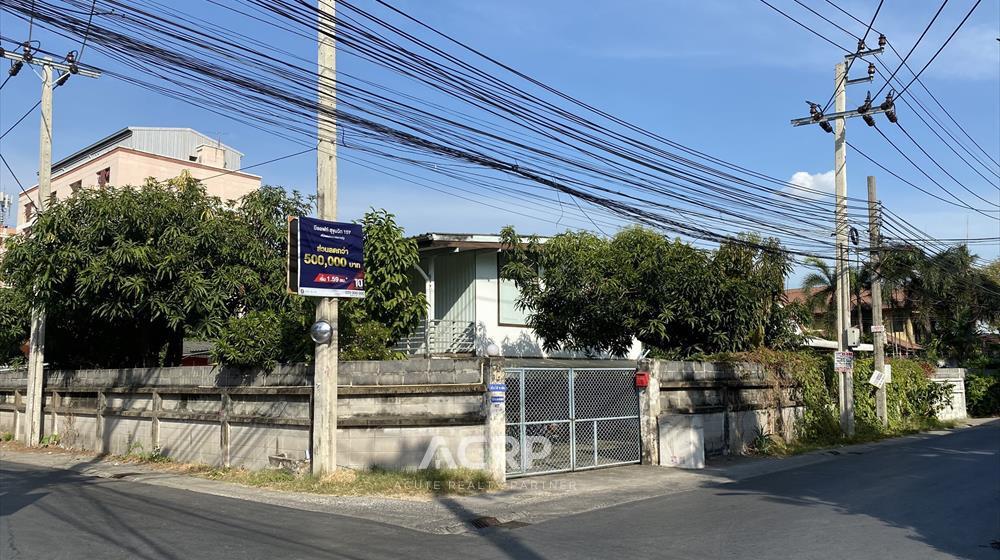 For SaleLandSukhumvit, Asoke, Thonglor : Land for Sale in Sukhumvit 105 come with 4 single  houses. Land Size 351 Sq. w
