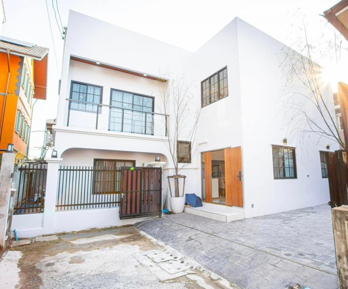 ให้เช่าบ้านรัชดา ห้วยขวาง : 📢👇 New Modern  Luxury Single House in Ladprao, near many international schools, shopping malls and restaurants