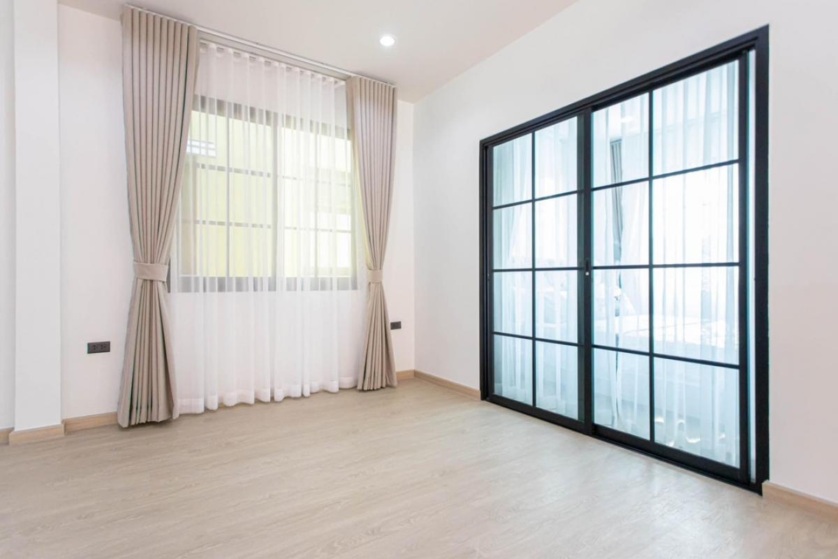 ให้เช่าบ้านรัชดา ห้วยขวาง : 📢👇 New Modern  Luxury Single House in Ladprao, near many international schools, shopping malls and restaurants