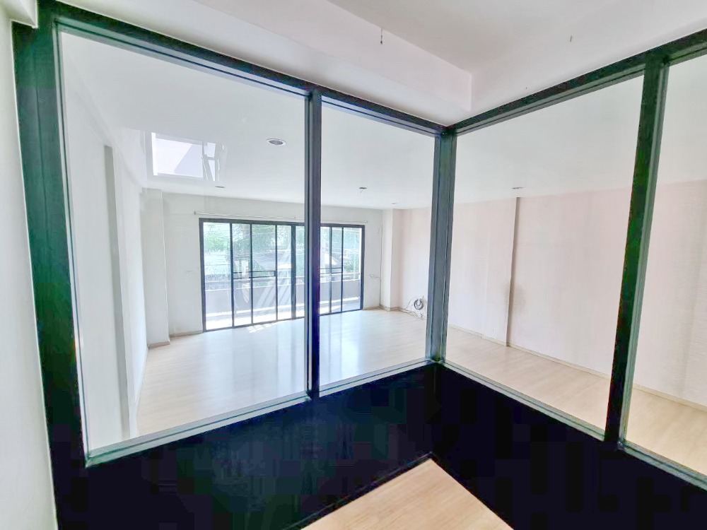 ขายทาวน์โฮมรัชดา ห้วยขวาง : HK0019😍 For SELL ขาย ทาวน์เฮ้าส์ 4 ชั้น🚪4 ห้องนอน🚄ใกล้ MRT สุทธิสาร🔔พื้นที่บ้าน:23.10ตร.วา🔔พื้นที่ใช้สอย:200ตร.ม.💲ขาย:7,500,000฿📞O99-5919653,O65-9423251✅LineID:@sureresidence