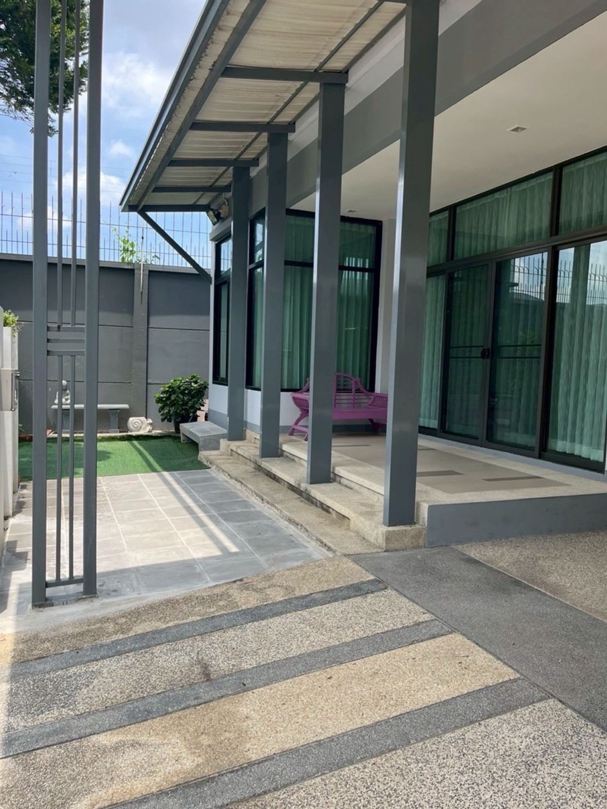 ให้เช่าบ้านพัฒนาการ ศรีนครินทร์ : ให้เช่าบ้านเดี่ยวหลังมุม 2 ชั้น บ้านพร้อมเข้าอยู่ เฟอร์ครบ บนที่ดิน 62 ตรว. ในโครงการเศรษฐสิริ ศรีนครินทร์-พระราม 9