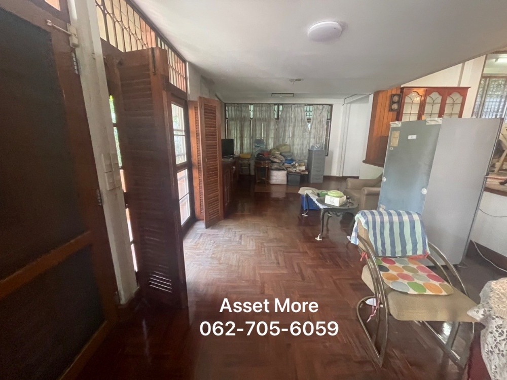 For RentHouseSukhumvit, Asoke, Thonglor : Urgent sale/rent, 2-storey detached house, size 200 square wah, Sukhumvit Soi, a connecting alley, near BTS Thonglor, Phra Khanong Subdistrict, Khlong Toei District