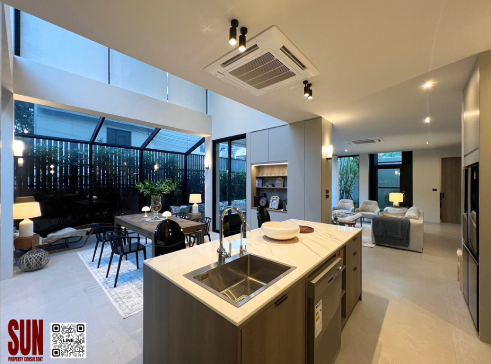 HouseSukhumvit, Asoke, Thonglor : Newly built single house on Sukhumvit 71, salt water pool and glass elevator