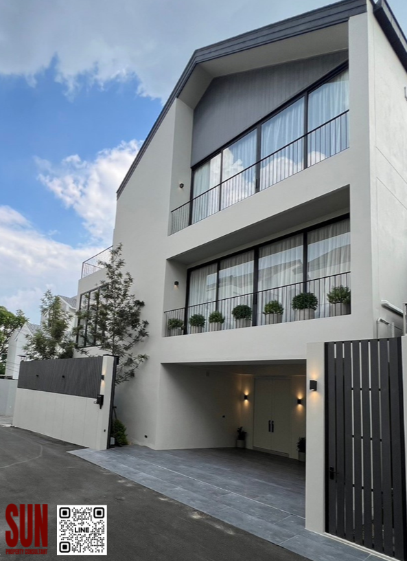 HouseSukhumvit, Asoke, Thonglor : Newly built single house on Sukhumvit 71, salt water pool and glass elevator