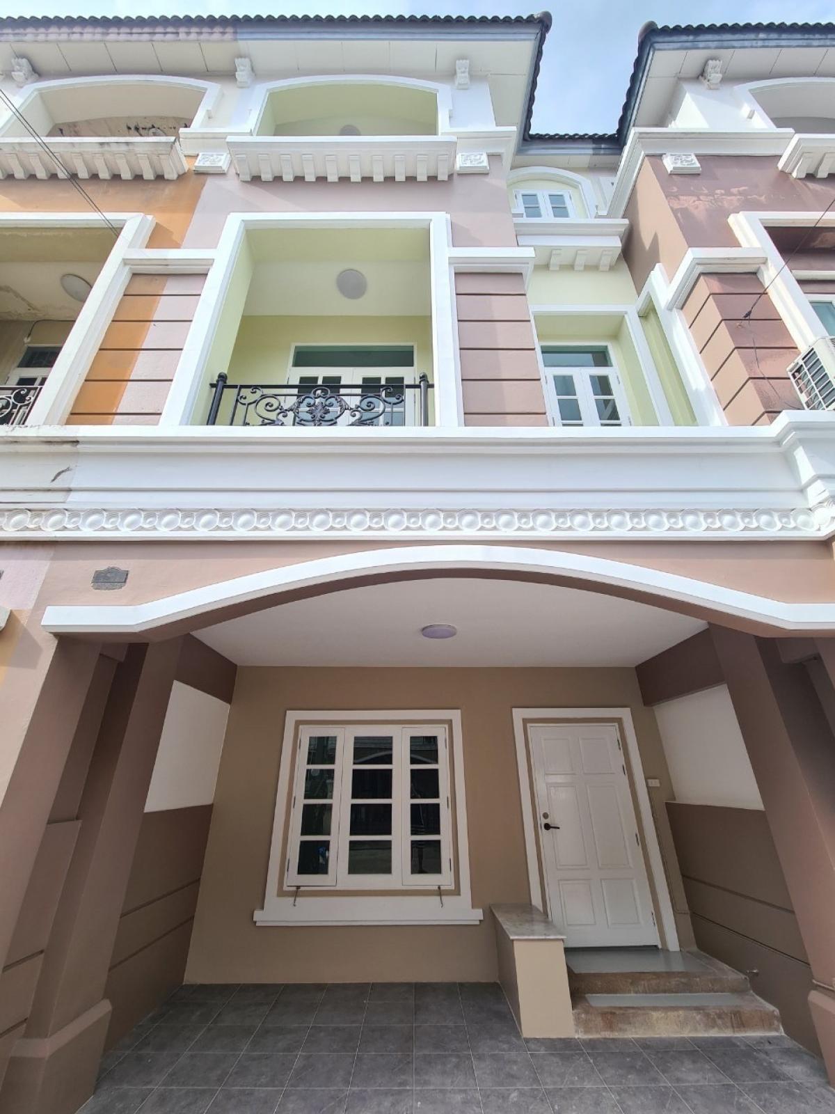 For SaleTownhomeLadprao101, Happy Land, The Mall Bang Kapi : 3-storey luxury townhouse, Saranpruk Village, Lat Phrao 130