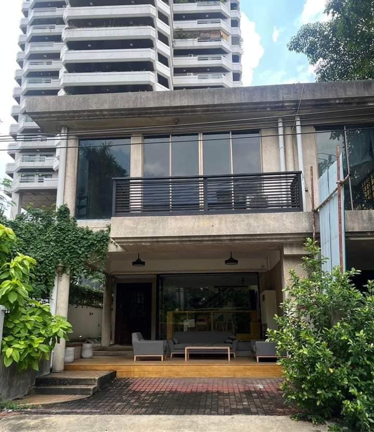 For RentHouseSukhumvit, Asoke, Thonglor : RH110124 House for rent, 3 floors, Sukhumvit area, near BTS Phrom Phong, suitable for Home office.