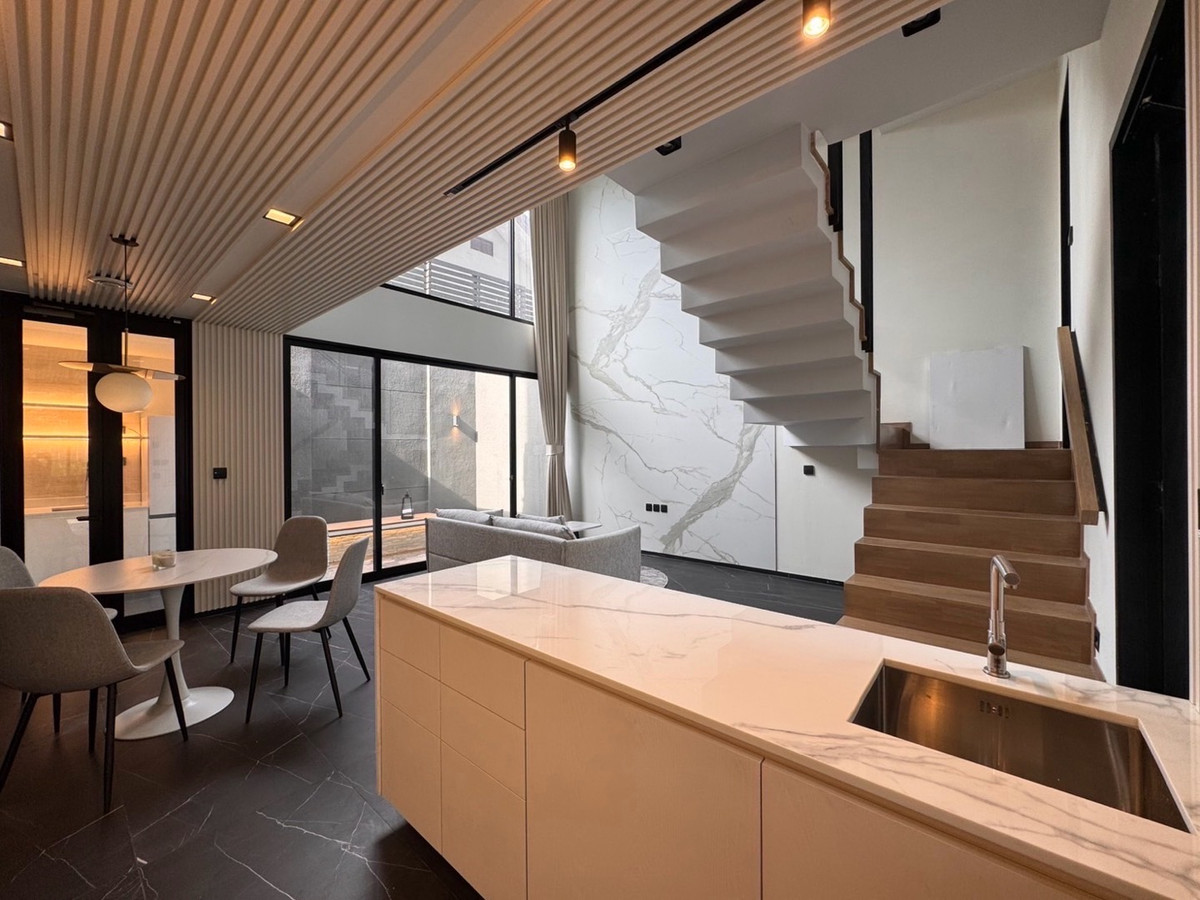 For SaleTownhomeRatchadapisek, Huaikwang, Suttisan : Townhome for sale in Ratchada 20 near MRT Ratchadaphisek and Sutthisan, prime location with easy access to Asoke, Rama 9 and Lat Phrao, surrounded by lifestyle amenities, ideal for living or investment