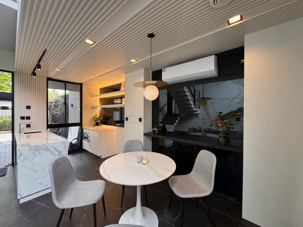 For SaleTownhomeRatchadapisek, Huaikwang, Suttisan : Townhome for sale in Ratchada 20 near MRT Ratchadaphisek and Sutthisan, prime location with easy access to Asoke, Rama 9 and Lat Phrao, surrounded by lifestyle amenities, ideal for living or investment