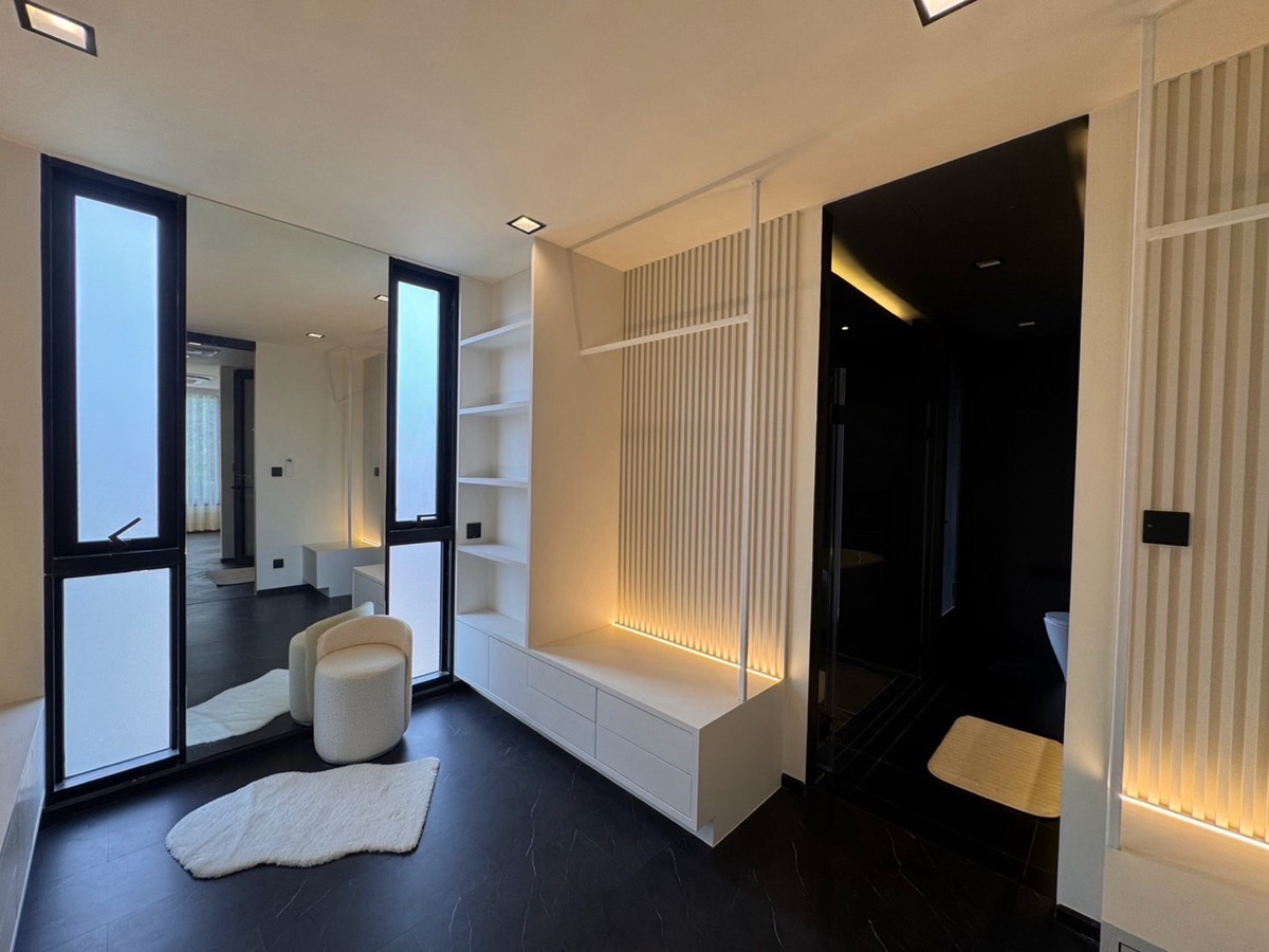 For SaleTownhomeRatchadapisek, Huaikwang, Suttisan : Townhome for sale in Ratchada 20 near MRT Ratchadaphisek and Sutthisan, prime location with easy access to Asoke, Rama 9 and Lat Phrao, surrounded by lifestyle amenities, ideal for living or investment