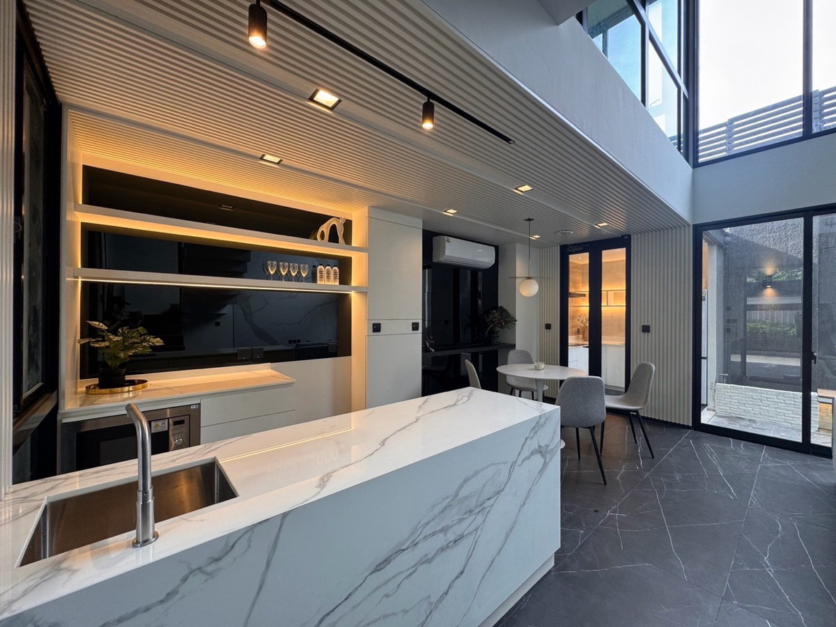 For SaleTownhomeRatchadapisek, Huaikwang, Suttisan : Townhome for sale in Ratchada 20 near MRT Ratchadaphisek and Sutthisan, prime location with easy access to Asoke, Rama 9 and Lat Phrao, surrounded by lifestyle amenities, ideal for living or investment