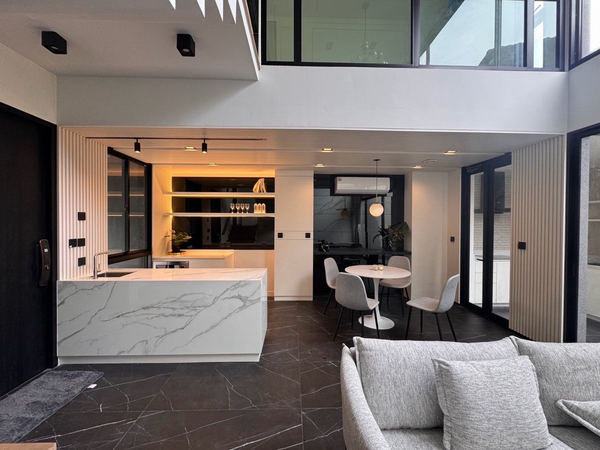 For SaleTownhomeRatchadapisek, Huaikwang, Suttisan : Townhome for sale in Ratchada 20 near MRT Ratchadaphisek and Sutthisan, prime location with easy access to Asoke, Rama 9 and Lat Phrao, surrounded by lifestyle amenities, ideal for living or investment