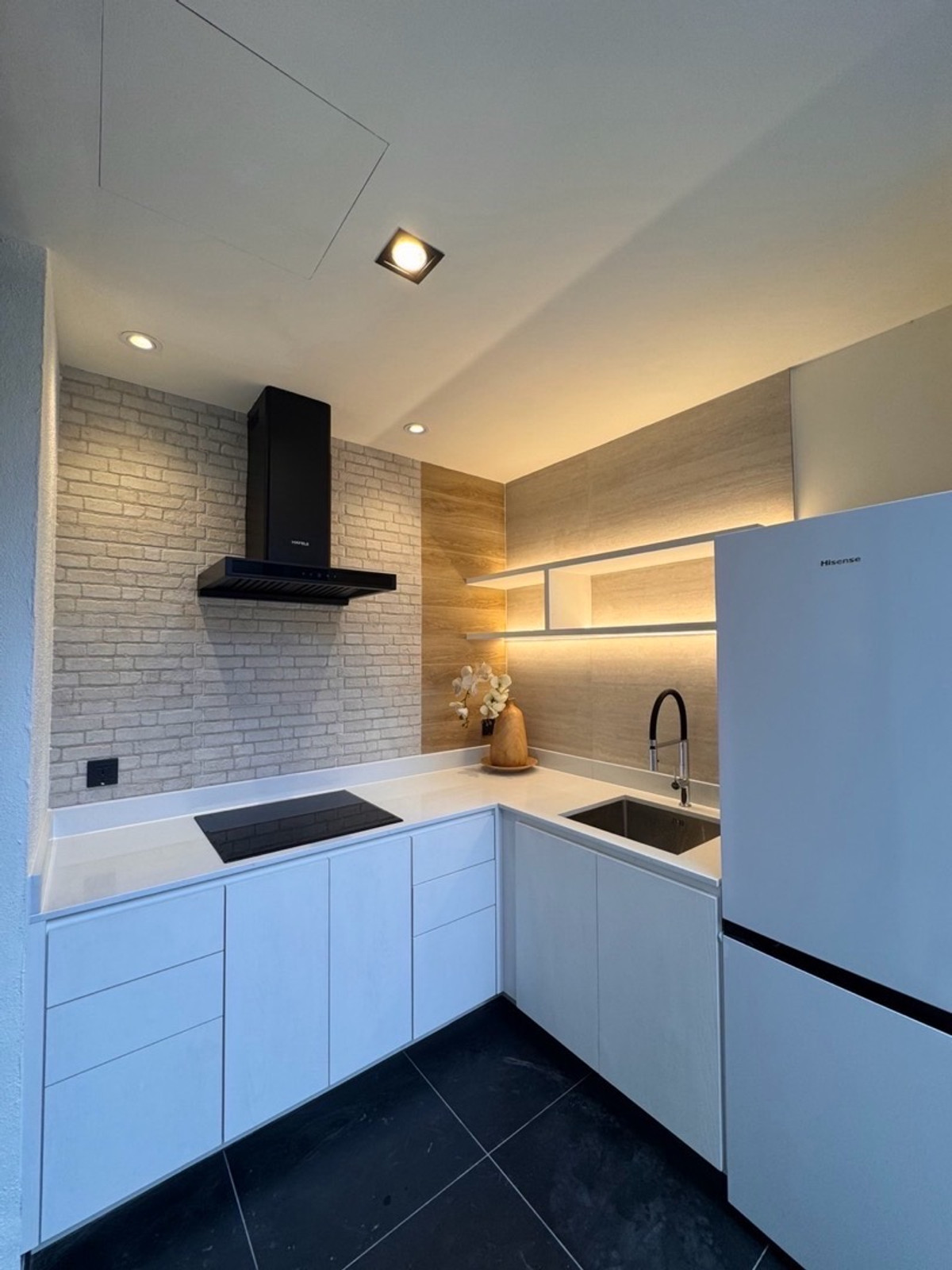 For SaleTownhomeRatchadapisek, Huaikwang, Suttisan : Townhome for sale in Ratchada 20 near MRT Ratchadaphisek and Sutthisan, prime location with easy access to Asoke, Rama 9 and Lat Phrao, surrounded by lifestyle amenities, ideal for living or investment