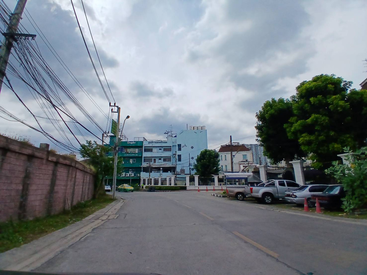 For RentLandChaengwatana, Muangthong : Land for rent, 200 square wah, Soi Ngamwongwan 47, Intersection 1-2, call 0999983897