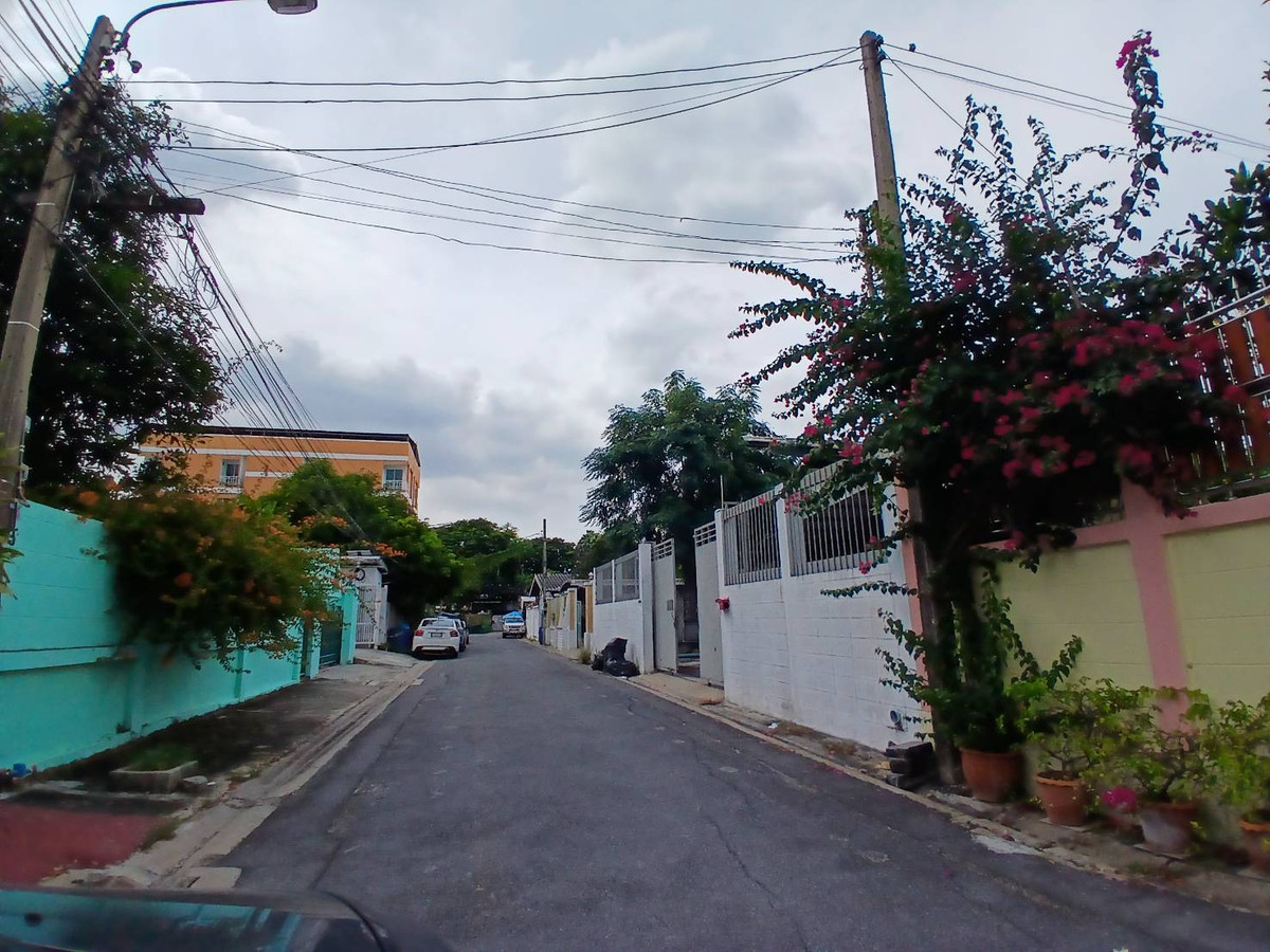 For RentLandChaengwatana, Muangthong : Land for rent, 200 square wah, Soi Ngamwongwan 47, Intersection 1-2, call 0999983897