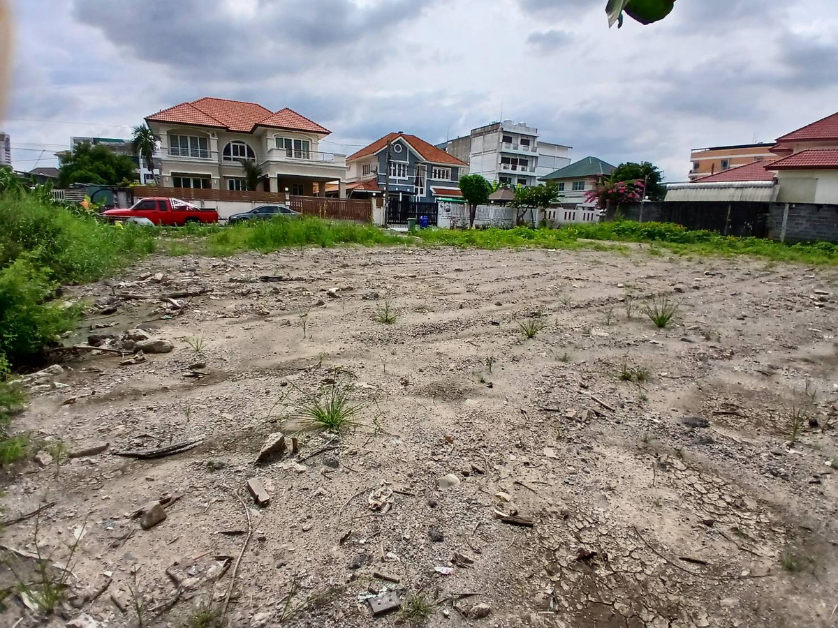 For RentLandChaengwatana, Muangthong : Land for rent, 200 square wah, Soi Ngamwongwan 47, Intersection 1-2, call 0999983897