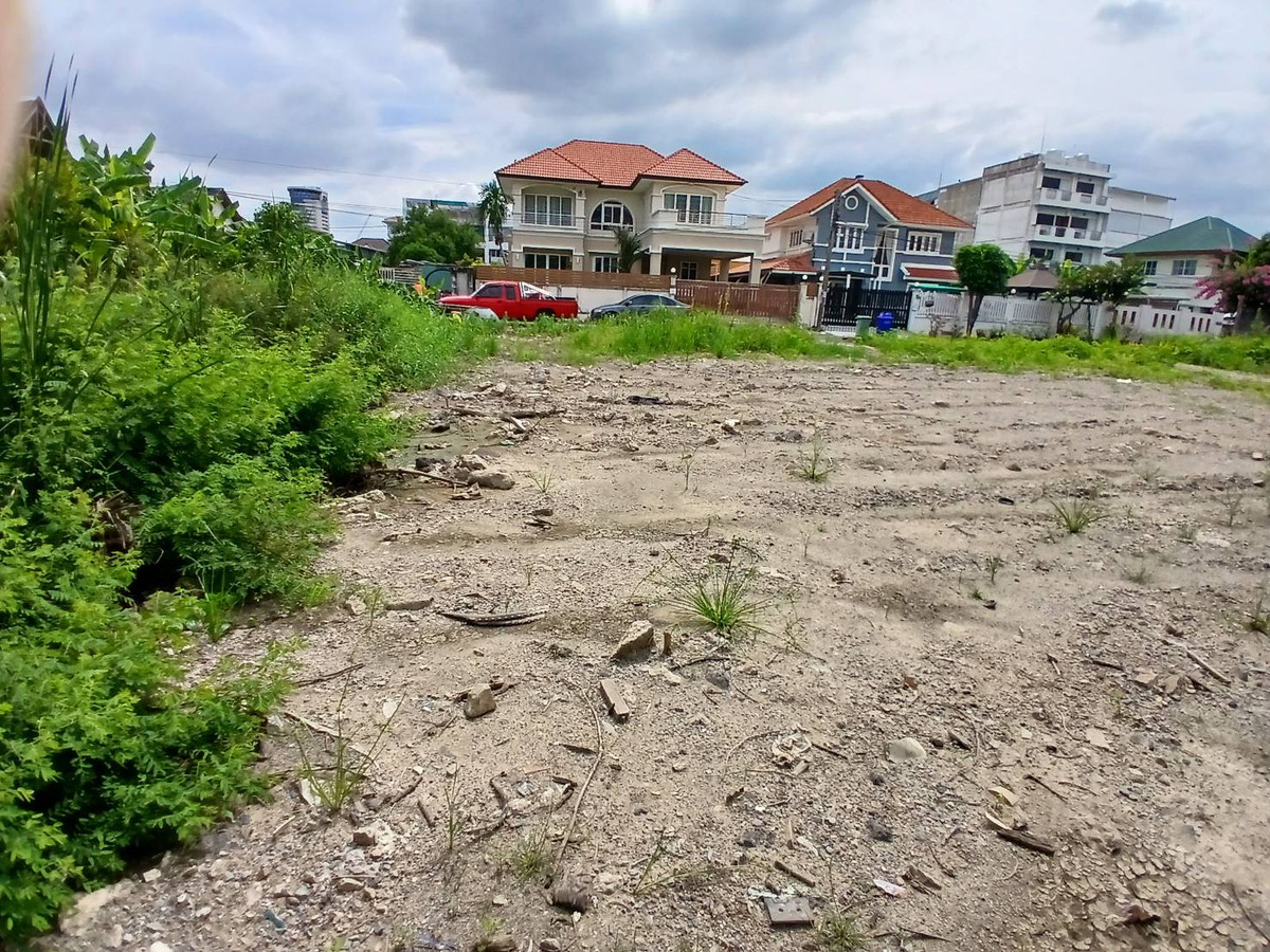 For RentLandChaengwatana, Muangthong : Land for rent, 200 square wah, Soi Ngamwongwan 47, Intersection 1-2, call 0999983897