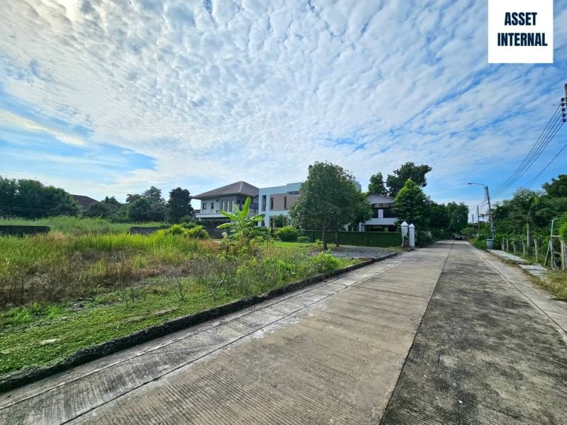 ขายที่ดินมีนบุรี-ร่มเกล้า : ขายที่ดิน 1 ไร่ 11.2 ตารางวา ในหมู่บ้าน Royal Park Vill (รอยัลปาร์ควิลล) ติดถนน สุวินทวงศ์ ช่วงซอย 44 แขวงลำผักชี เขตหนองจอก กรุงเทพมหานคร