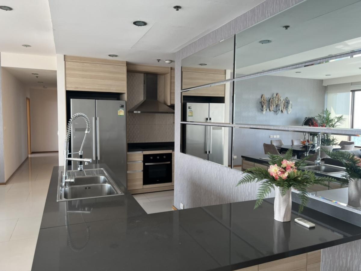 For RentCondoSukhumvit, Asoke, Thonglor : The Emporio Place 3 BR + 1 Maid Rm & 5 Bathrooms with Balcony, High floor 37 130k