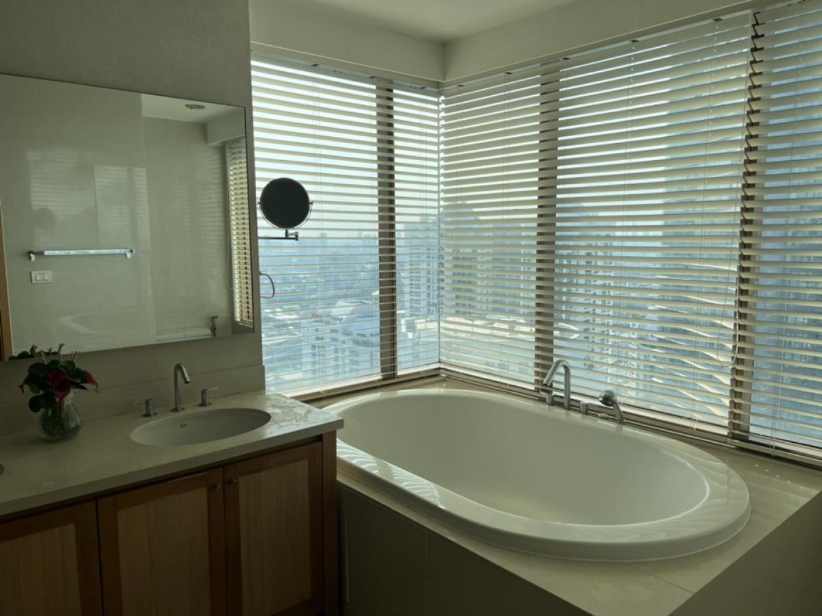 For RentCondoSukhumvit, Asoke, Thonglor : The Emporio Place 3 BR + 1 Maid Rm & 5 Bathrooms with Balcony, High floor 37 130k