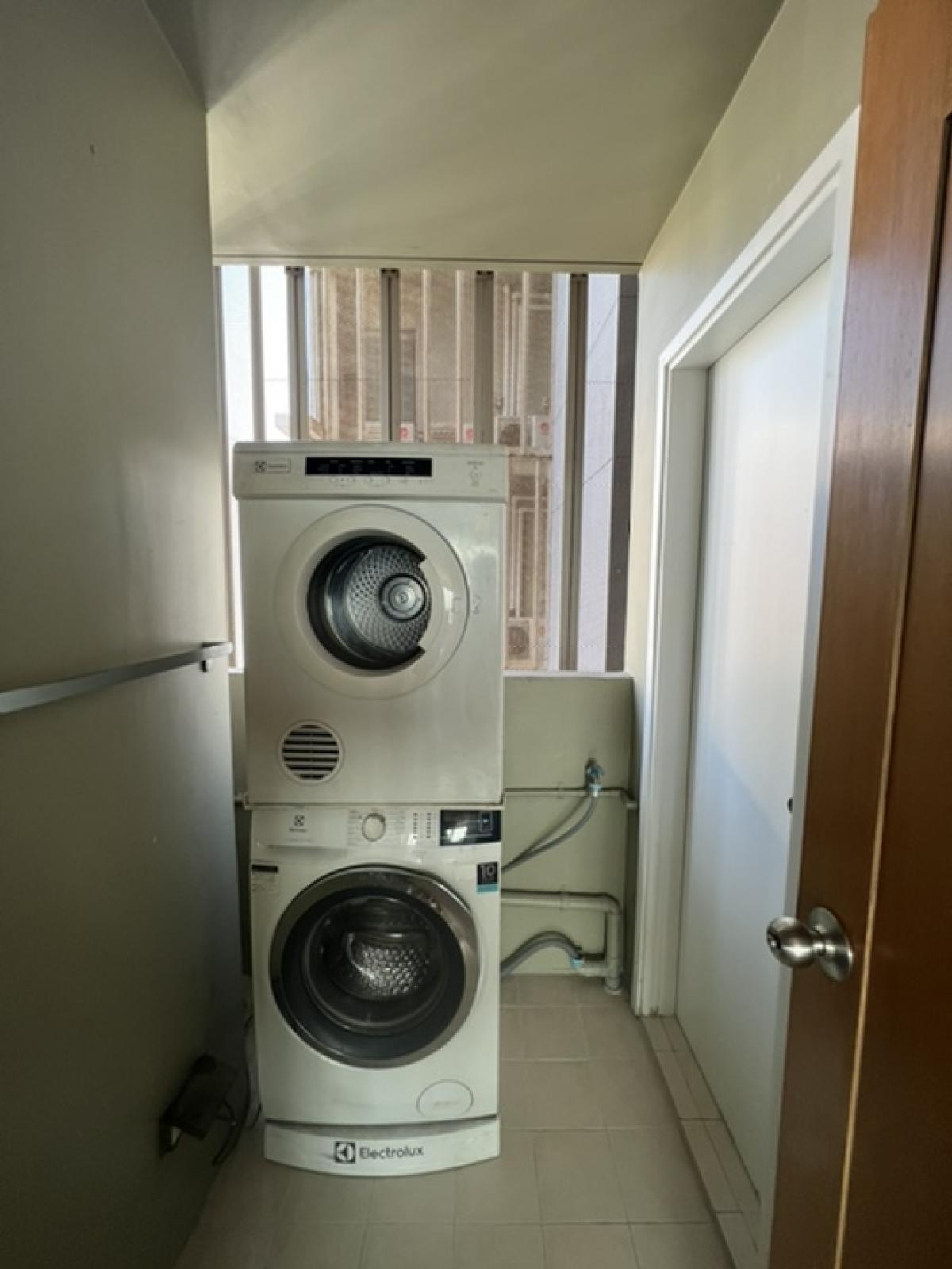 For RentCondoSukhumvit, Asoke, Thonglor : The Emporio Place 3 BR + 1 Maid Rm & 5 Bathrooms with Balcony, High floor 37 130k