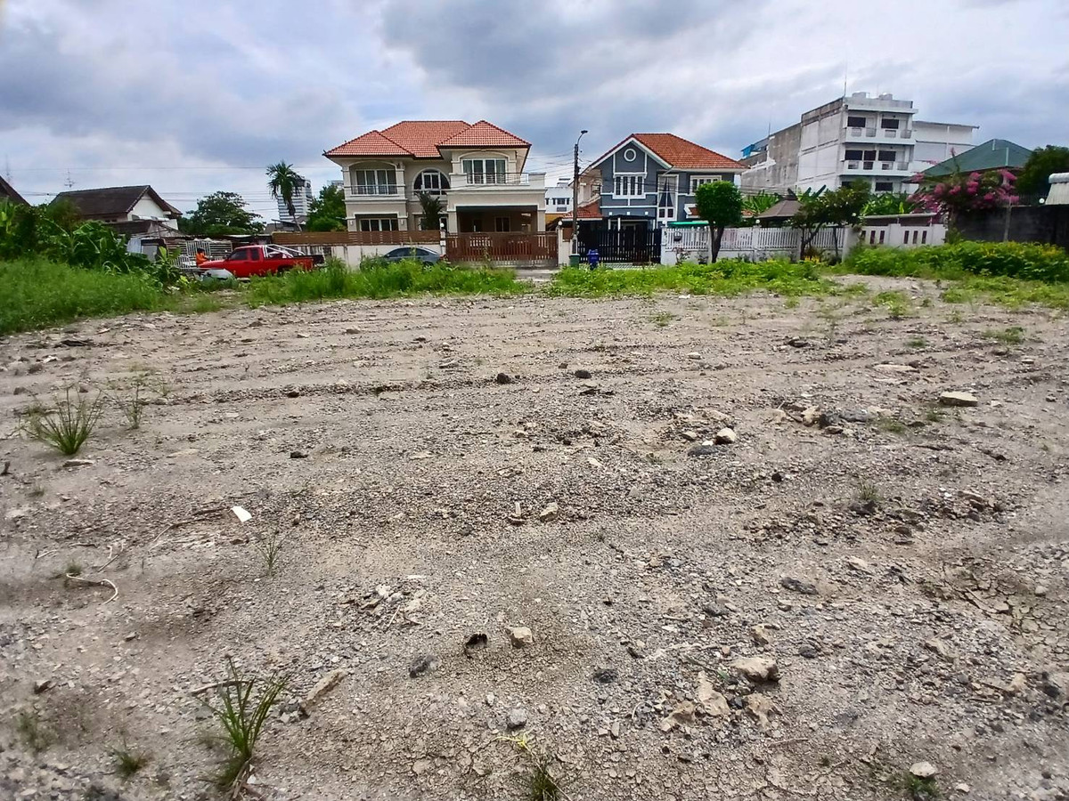 For RentLandChaengwatana, Muangthong : Land for rent, 200 square wah, Soi Ngamwongwan 47, Intersection 1-2, call 0999983897