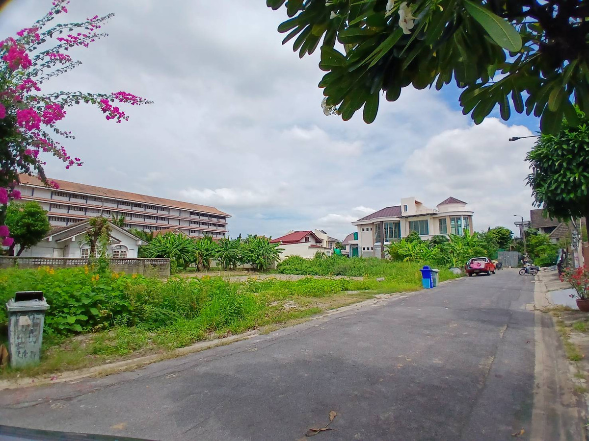 For RentLandChaengwatana, Muangthong : Land for rent, 200 square wah, Soi Ngamwongwan 47, Intersection 1-2, call 0999983897