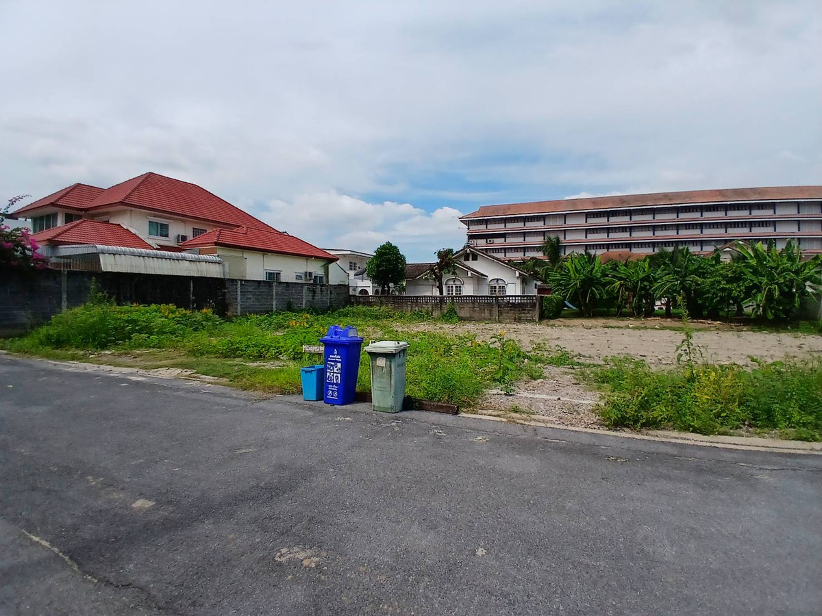 For RentLandChaengwatana, Muangthong : Land for rent, 200 square wah, Soi Ngamwongwan 47, Intersection 1-2, call 0999983897