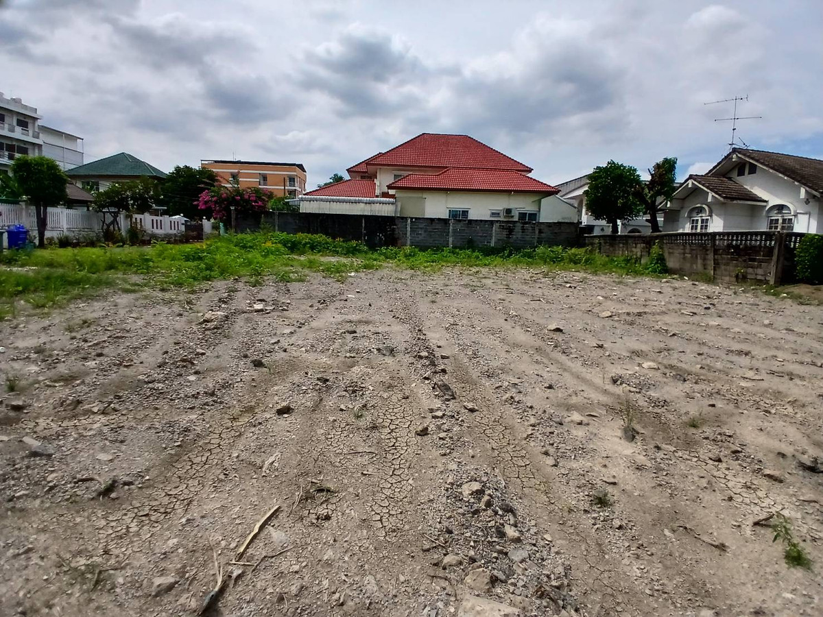 For RentLandChaengwatana, Muangthong : Land for rent, 200 square wah, Soi Ngamwongwan 47, Intersection 1-2, call 0999983897