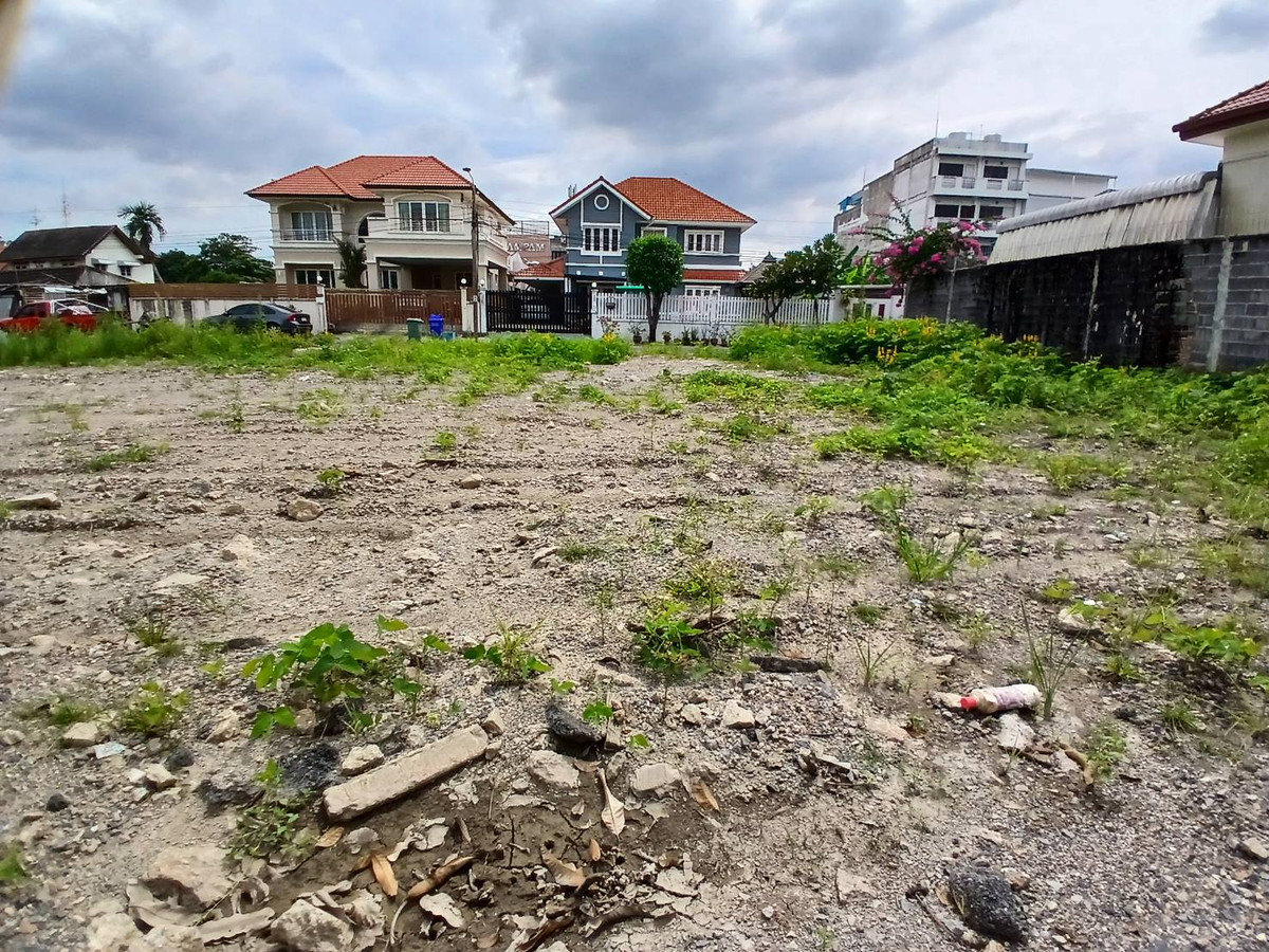 For RentLandChaengwatana, Muangthong : Land for rent, 200 square wah, Soi Ngamwongwan 47, Intersection 1-2, call 0999983897