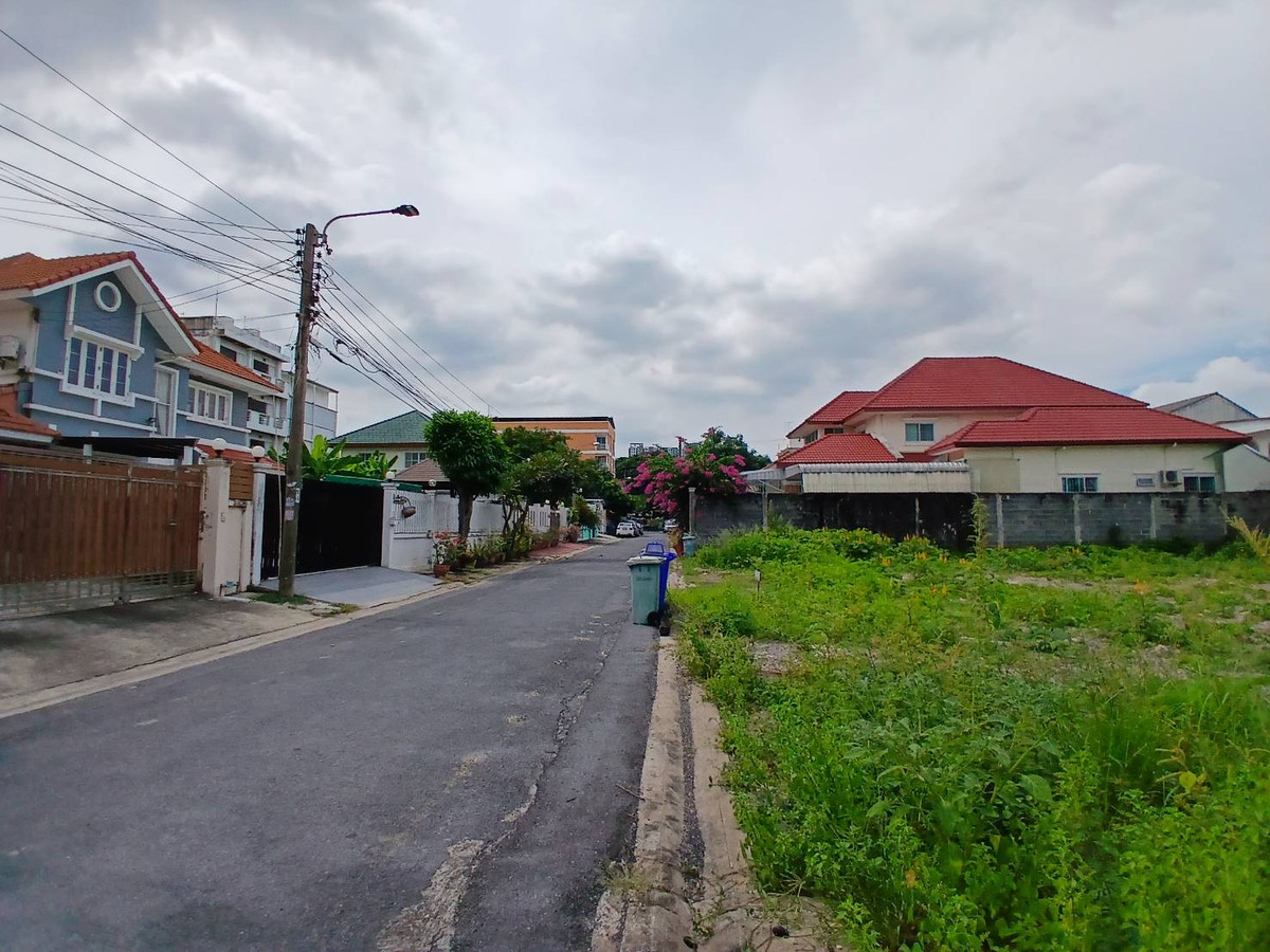For RentLandChaengwatana, Muangthong : Land for rent, 200 square wah, Soi Ngamwongwan 47, Intersection 1-2, call 0999983897