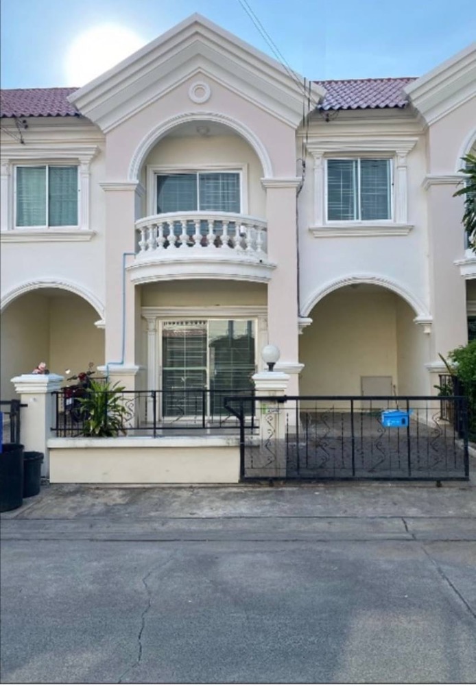 For RentTownhomeSamut Prakan,Samrong : For sale/rent: 2-storey townhouse in Niran Ville Village 10, beginning of project, Soi 4 ​​in Soi Lat Krabang 54. Interested, call 082 3223695.