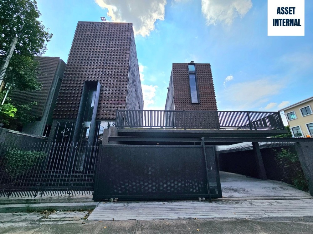 ขายบ้านลาดพร้าว เซ็นทรัลลาดพร้าว : ขายบ้าน สไตล์ Home Office 3 ชั้น ซอยนาคนิวาส 18 เนื้อที่ 97 ตารางวา 6 ห้องนอน 7 ห้องน้ำ พร้อมสระว่ายน้ำกลางบ้าน ห้องทำงาน ห้องนั่งเล่น ห้องเก็บของ แขวงลาดพร้าว เขตลาดพร้าว กรุงเทพมหานคร