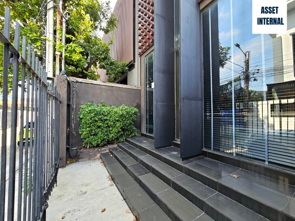 ขายบ้านลาดพร้าว เซ็นทรัลลาดพร้าว : ขายบ้าน สไตล์ Home Office 3 ชั้น ซอยนาคนิวาส 18 เนื้อที่ 97 ตารางวา 6 ห้องนอน 7 ห้องน้ำ พร้อมสระว่ายน้ำกลางบ้าน ห้องทำงาน ห้องนั่งเล่น ห้องเก็บของ แขวงลาดพร้าว เขตลาดพร้าว กรุงเทพมหานคร