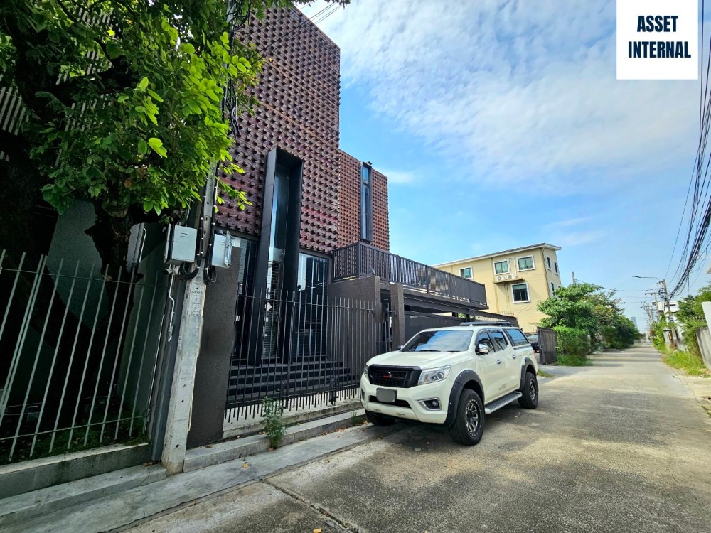 ขายบ้านลาดพร้าว เซ็นทรัลลาดพร้าว : ขายบ้าน สไตล์ Home Office 3 ชั้น ซอยนาคนิวาส 18 เนื้อที่ 97 ตารางวา 6 ห้องนอน 7 ห้องน้ำ พร้อมสระว่ายน้ำกลางบ้าน ห้องทำงาน ห้องนั่งเล่น ห้องเก็บของ แขวงลาดพร้าว เขตลาดพร้าว กรุงเทพมหานคร