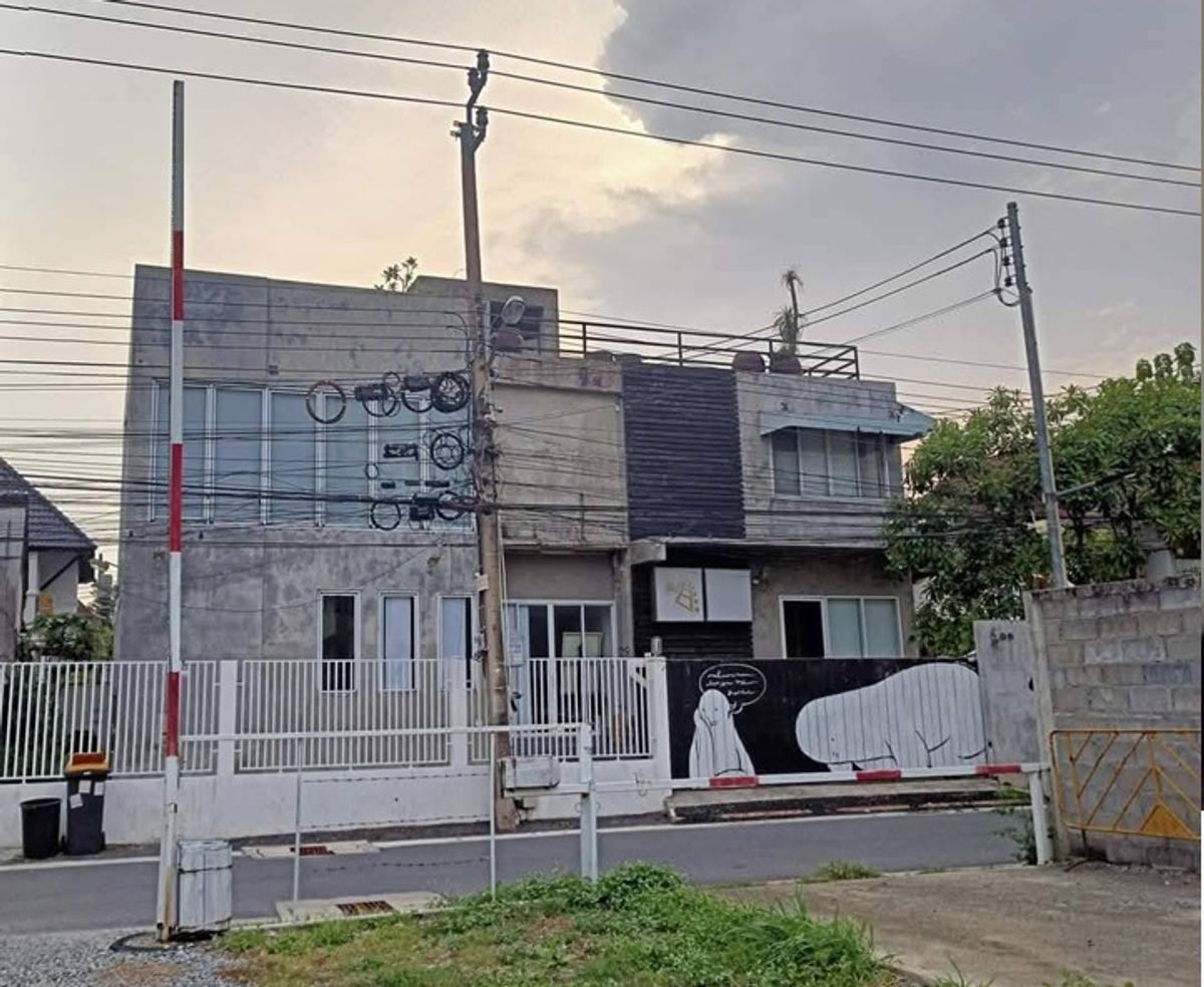 ให้เช่าทาวน์โฮมบางนา แบริ่ง ลาซาล : For Rent ให้เช่าอาคาร / Home Office / Studio 2 ชั้น ไม่รวมดาดฟ้า / พื้นที่ 398 ตารางเมตร / ที่ดิน 101 ตารางวา / ทำเลสุขุมวิท 101/1 ซอยวชิรธรรมสาธิต เข้าซอยไม่ลึก / แอร์ 5 เครื่อง / เหมาะหลากหลายธุรกิจ / จดบริษัทได้
