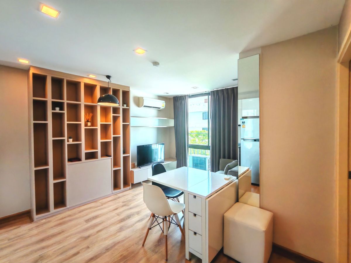 For SaleCondoSukhumvit, Asoke, Thonglor : Condo for sale in the Ace Ekamai, corner room, 5th floor, built -in room With good furniture, beautiful, very worthwhile