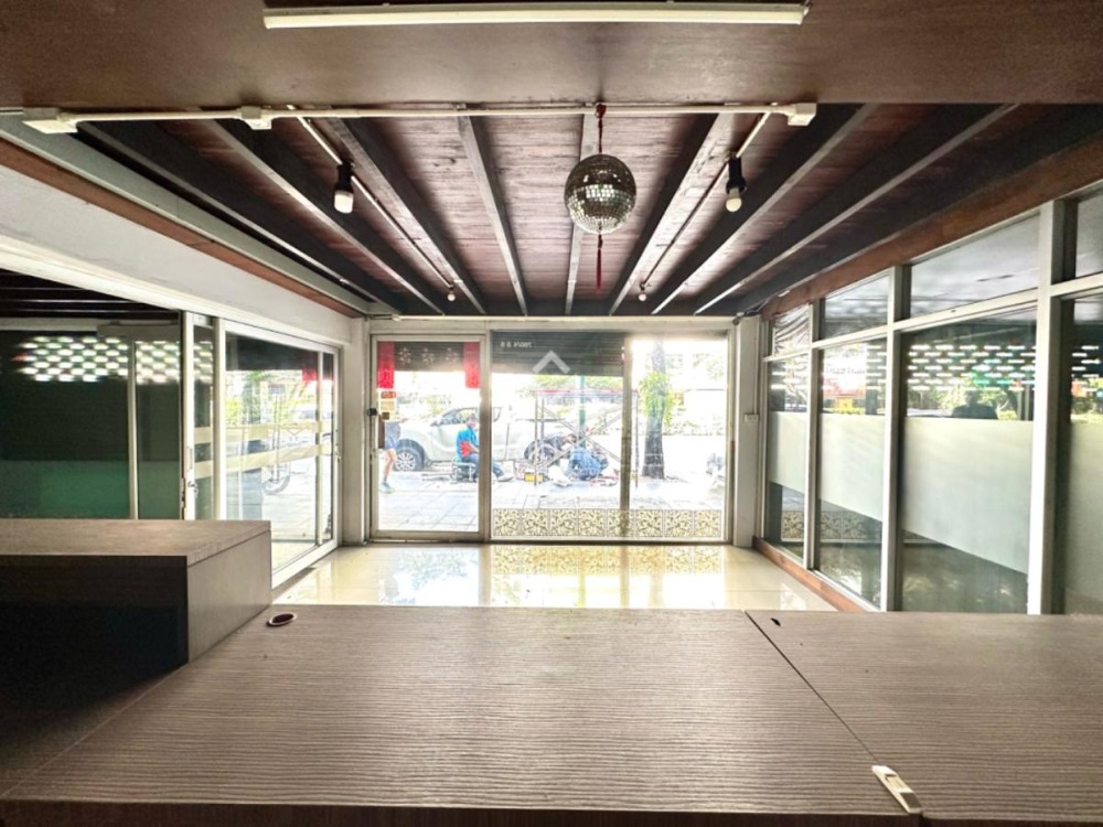 For RentShop HouseSukhumvit, Asoke, Thonglor : 3-booth of commercial building with lift — 1000 SQM for rent in heart of Sukhumvit, Thonglor-Phrom Phong