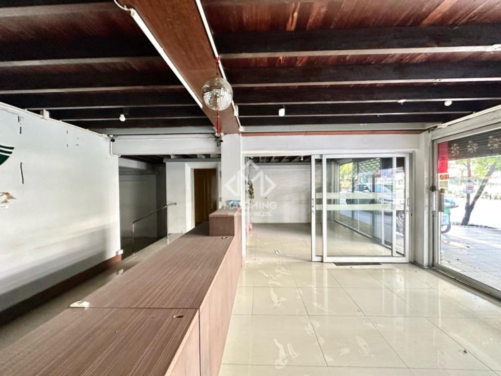 For RentShop HouseSukhumvit, Asoke, Thonglor : 3-booth of commercial building with lift — 1000 SQM for rent in heart of Sukhumvit, Thonglor-Phrom Phong