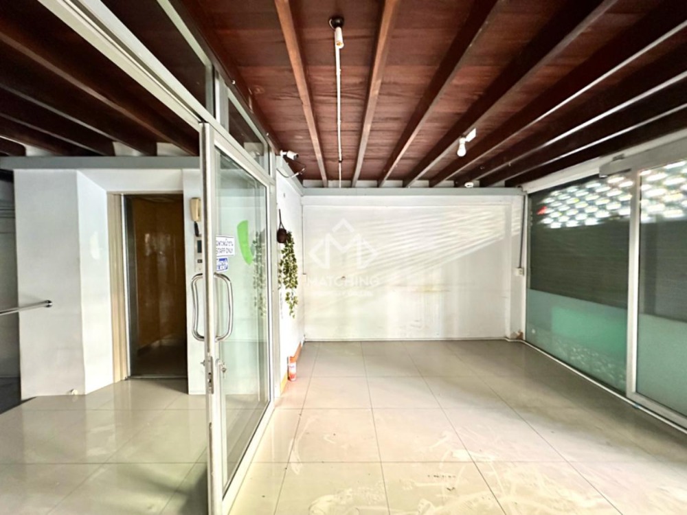 For RentShop HouseSukhumvit, Asoke, Thonglor : 3-booth of commercial building with lift — 1000 SQM for rent in heart of Sukhumvit, Thonglor-Phrom Phong