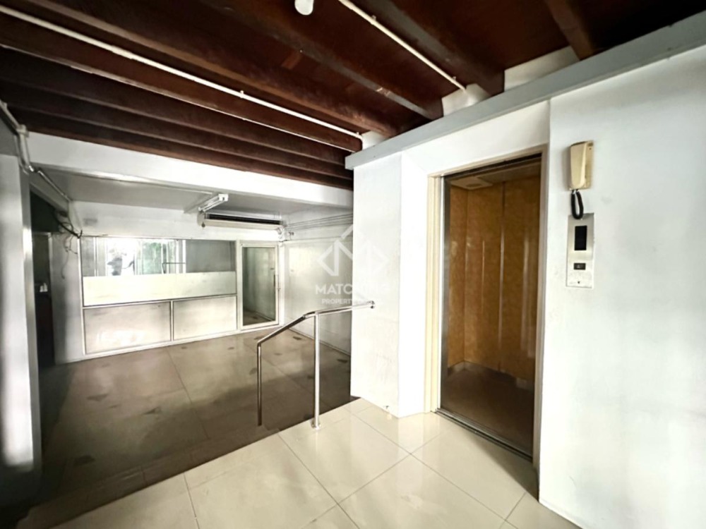 For RentShop HouseSukhumvit, Asoke, Thonglor : 3-booth of commercial building with lift — 1000 SQM for rent in heart of Sukhumvit, Thonglor-Phrom Phong